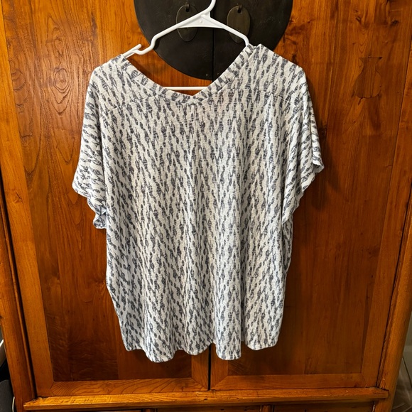V Neck light Tee shirt -Bobeau blue and white Size XL - Picture 2 of 7